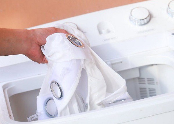 No need to disassemble or use water, here are 3 easiest ways to clean curtains like new - 2
