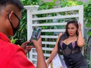 Thời trang - Chị em diện váy ngủ đi lấy đồ, shipper yêu cầu phải mặc áo ngực mới giao hàng?