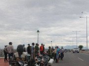 Tin tức - Xót xa cha bế con gái 6 tuổi nhảy cầu tự vẫn, người mẹ trẻ khóc ngất tại hiện trường