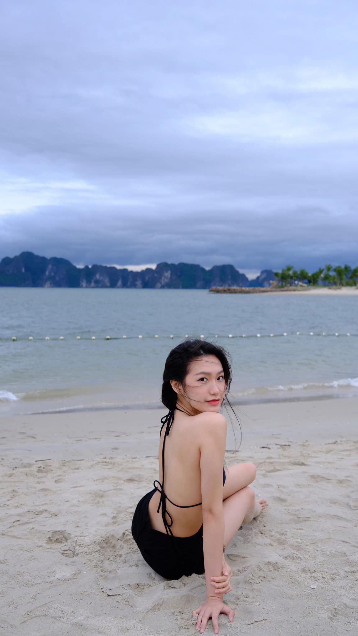 Doan Van Hau's girlfriend shows off the smallest 58cm waist in the Vietnamese beauty village - 8