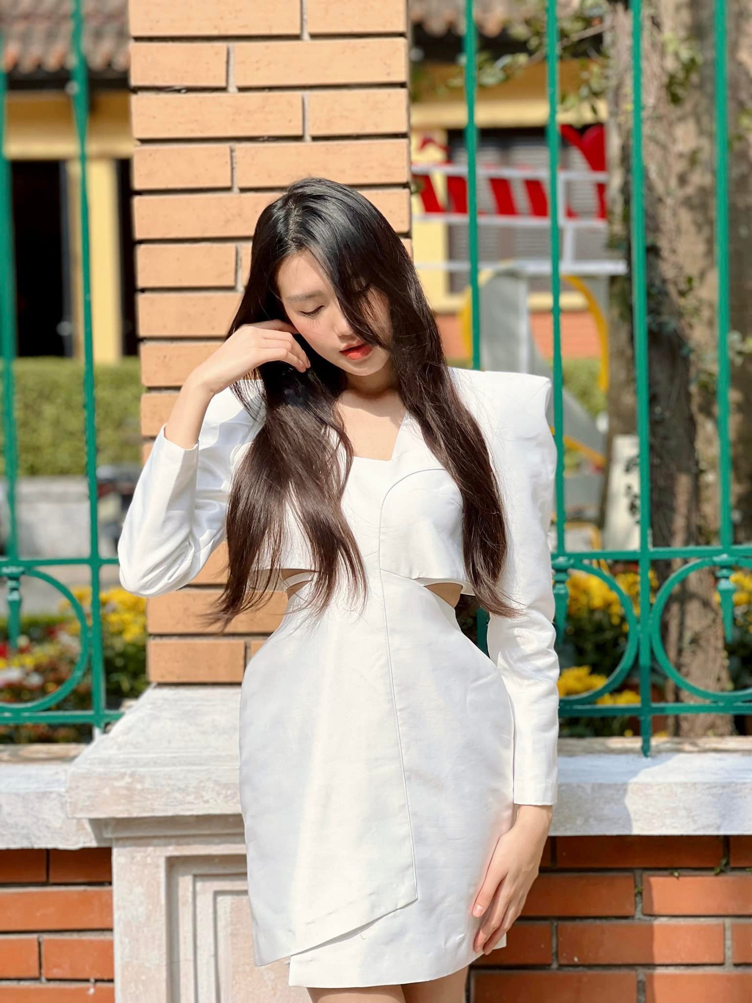 Doan Van Hau's girlfriend shows off the smallest 58cm waist in Vietnamese beauty village - 6