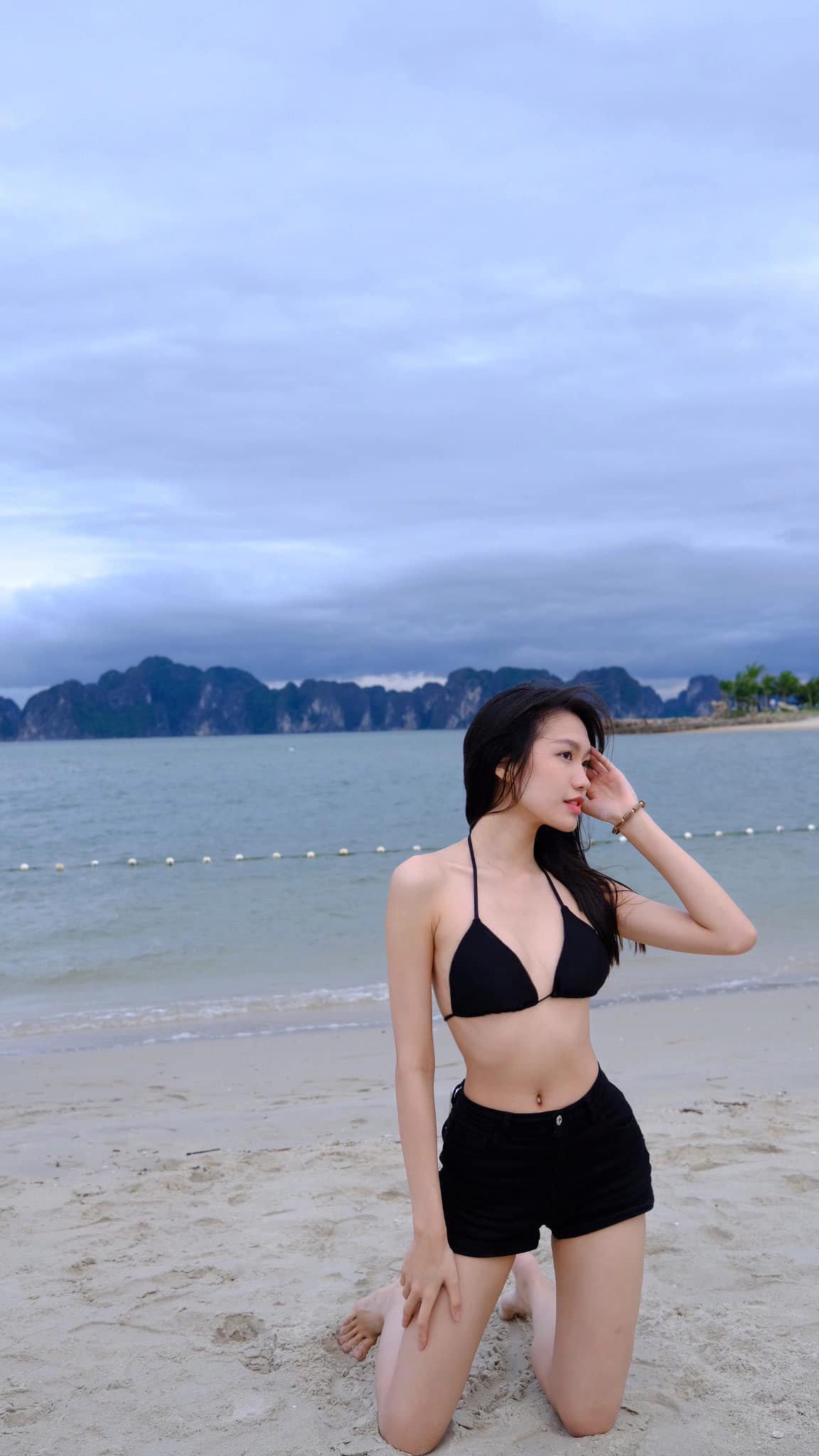 Doan Van Hau's girlfriend shows off the smallest 58cm waist in the Vietnamese beauty village - 7