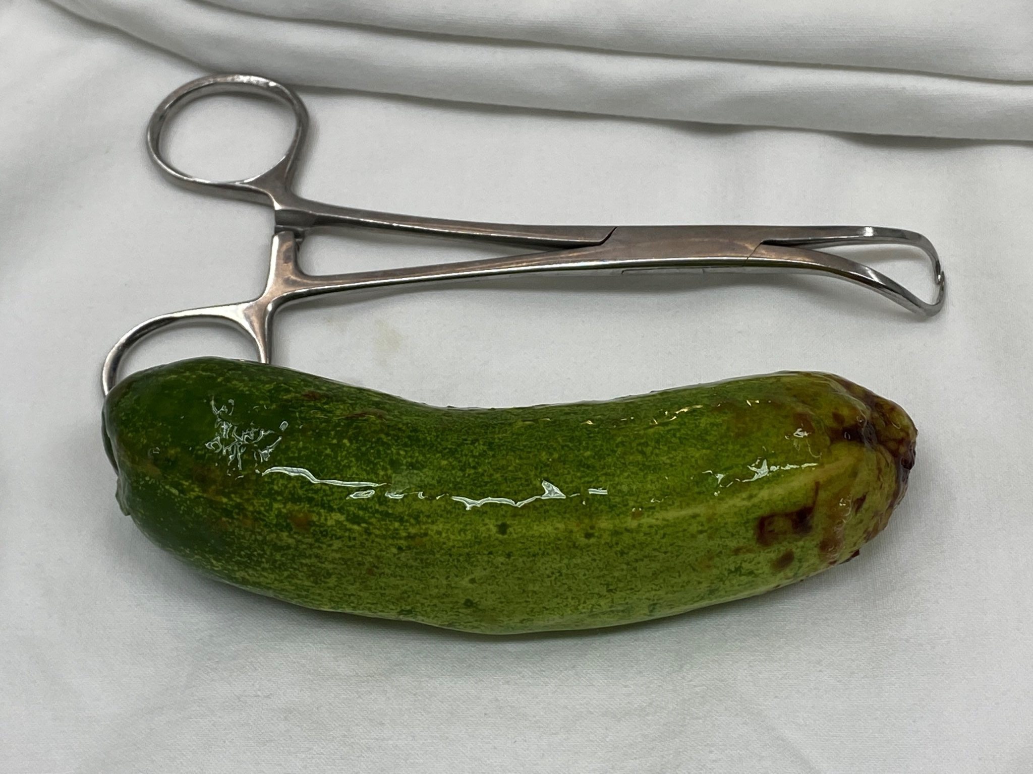 Try amp;#34;strange feelingamp;#34;, the young man inserted a cucumber longer than 10cm into his anus - 1