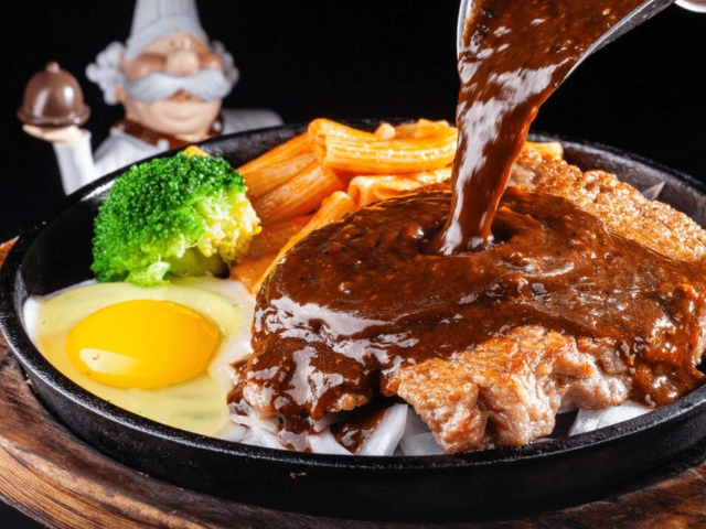 Đĩa bít tết thường có trứng ốp tái, nhiều người không biết ăn luôn nhưng sự thật bất ngờ