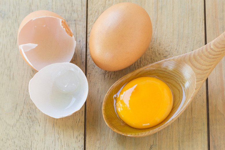 Ăn trứng gà sống có tác dụng gì? Những mối nguy ai cũng cần biết trước khi ăn trứng sống - 1