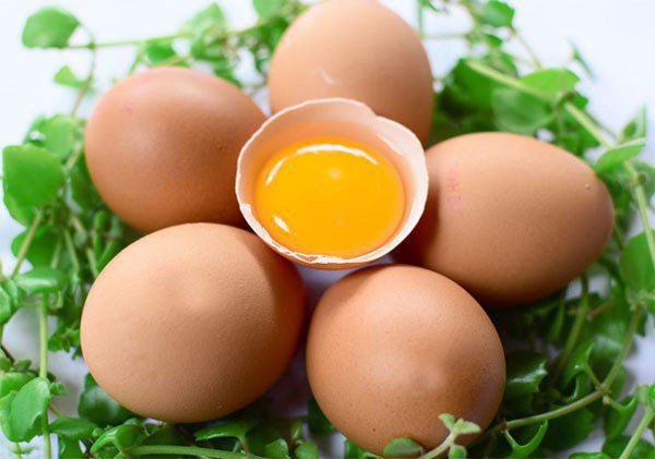 Ăn trứng gà sống có tác dụng gì? Những mối nguy ai cũng cần biết trước khi ăn trứng sống - 3