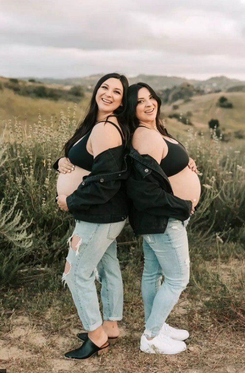Twin sisters giving birth on the same day, even more surprised to see two babies born - 4