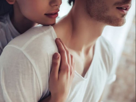 Mở ngăn đồ lót của vợ, tôi sốc khi thấy thứ này