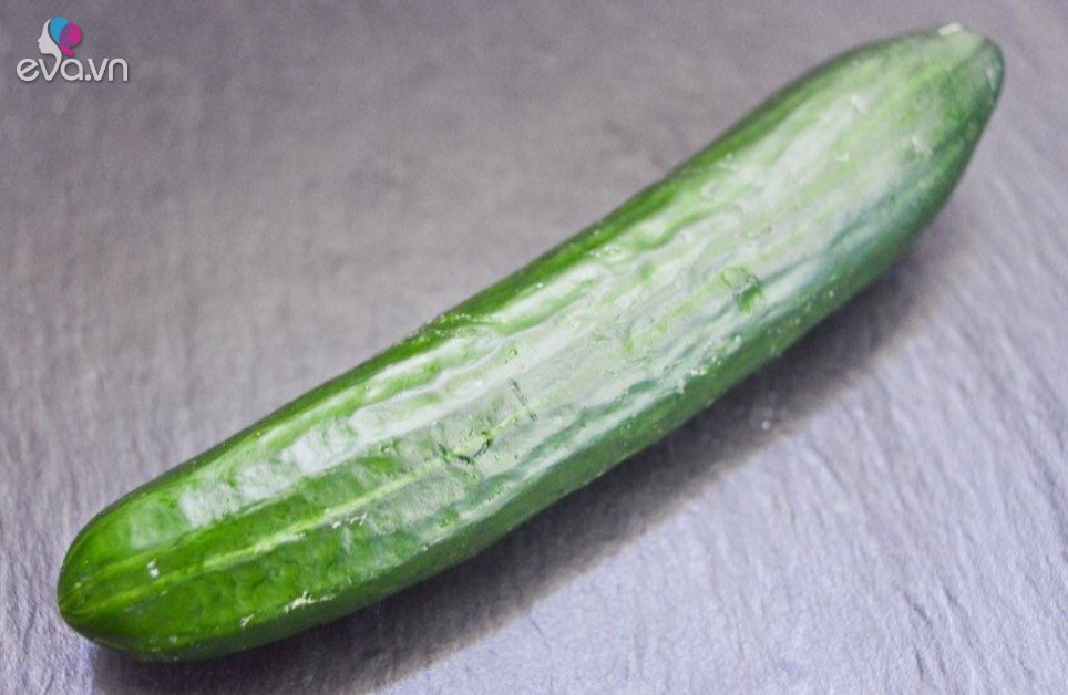 Try the strange feeling, the young man inserted a cucumber more than 10cm long into his anus
