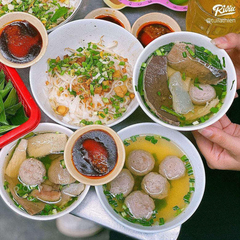 The expensive noodle shop in Saigon has existed for nearly 60 years, attracting customers because of its excellent beef ball recipe - 3