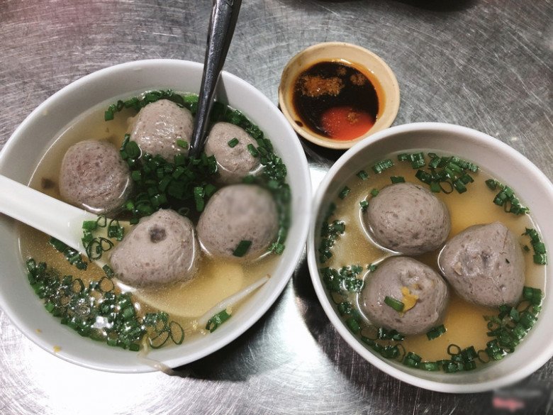 The expensive noodle shop in Saigon has existed for nearly 60 years, attracting customers because of its excellent beef ball recipe - 4