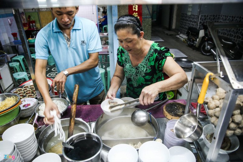 The expensive noodle shop in Saigon has existed for nearly 60 years, attracting customers because of its excellent beef ball recipe - 1