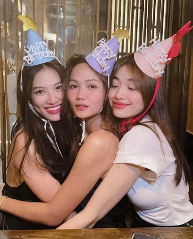 Vietnamese Star 24h: Hamp;#39;Hen Niê stuns when amp;#34;lip locksamp;#34;  Same sex with the runner-up at the birthday party - 4