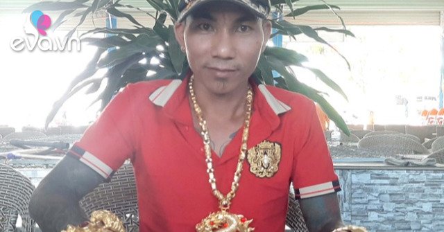 4 Vietnamese giants have a hobby of wearing gold full of people: The one who wears it for customers to come get his wallet, the other who carries 116 gold trees because he likes it.
