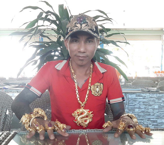 4 Vietnamese giants have a hobby of wearing gold full of people: The one who wears it for customers to come get his wallet, the one who carries 116 gold trees because he likes it - 1