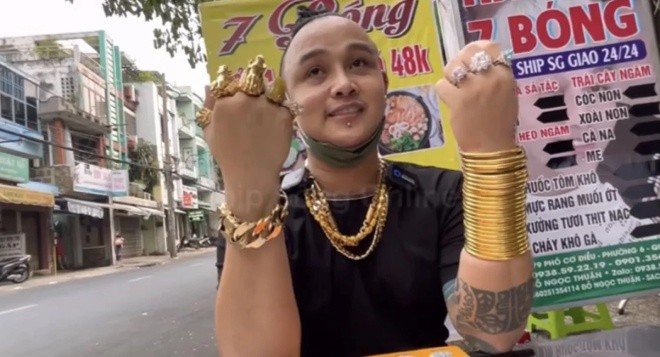 4 Vietnamese giants have a hobby of wearing gold full of people: The one who wears it for customers to come get his wallet, the one who carries 116 gold trees because he likes it - 3