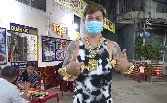 4 Vietnamese giants have a hobby of wearing full-body gold: The one who wears it for customers to come get his wallet, the one who carries 116 gold trees because he likes it - 5