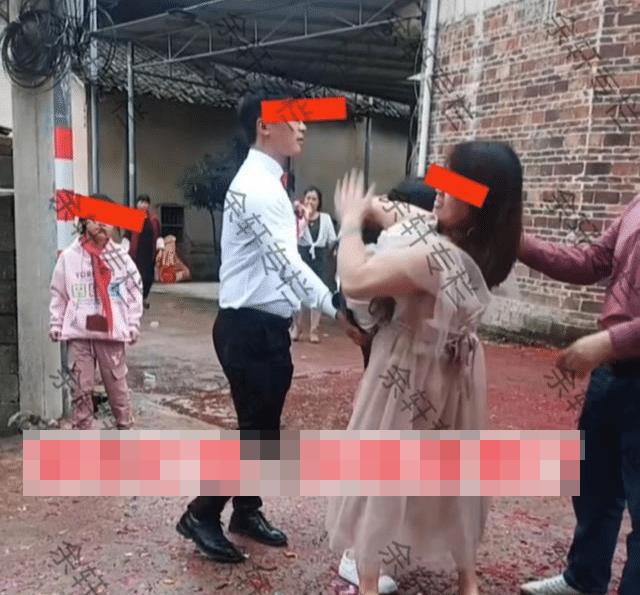 Drunk girl falls into the groom's lap: amp;#34;Why don't you marry me?amp;#34;, the bride has controversial actions - 2