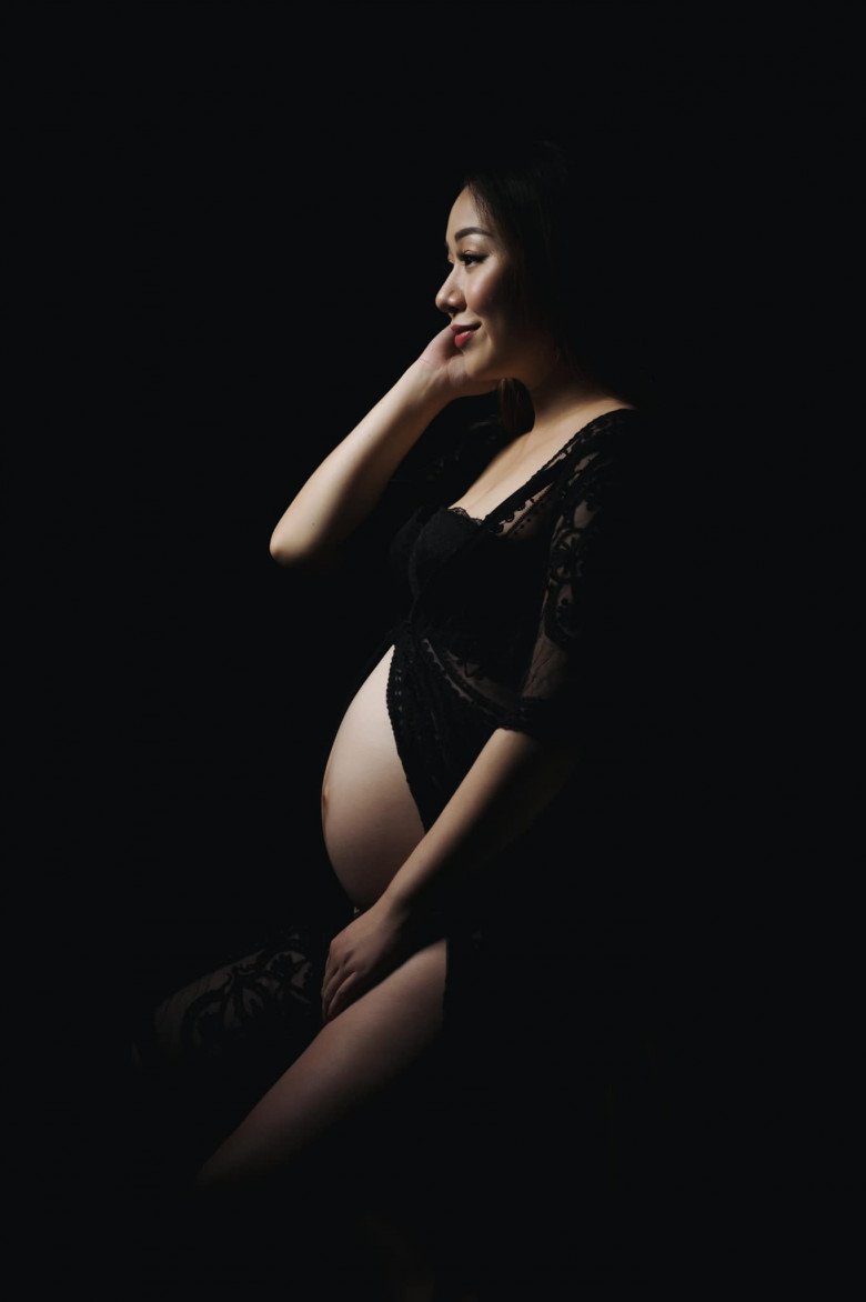 Miss Vietnam has the most terrible family ever hurt her chest, hugged her baby while crying after giving birth - 4
