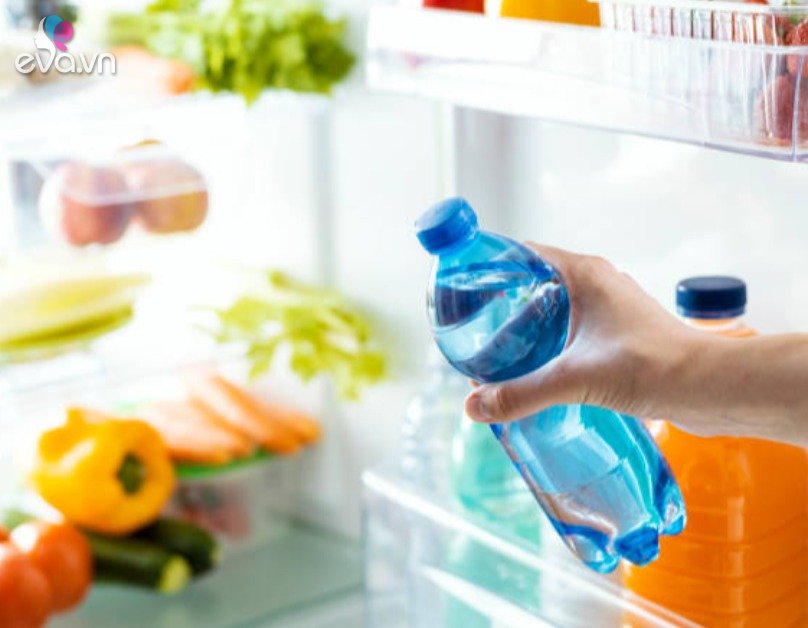 Plastic bottles of water in the refrigerator produce carcinogens?  This is a surprising answer from an expert