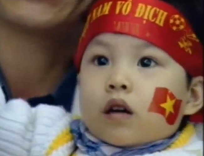 Nụ cười hồn nhiên của Em bé SEA Games lọt vào máy quay truyền hình.