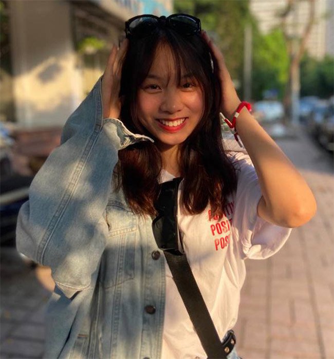Cô bạn giờ đây đã trở nên xinh đẹp và là một thiếu nữ.