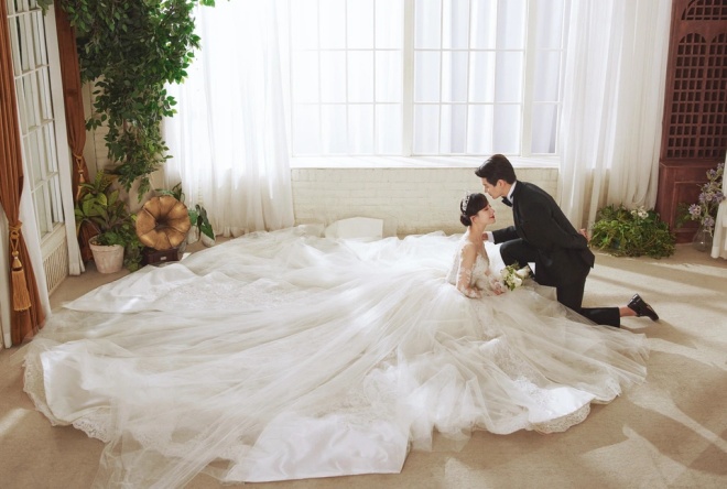 amp;#34;Fairy billion billionamp;#34;  release wedding photos with Korean husband, bride amp;#34;bowsamp;#34;  because the skirt weighs more than 10kg - 8