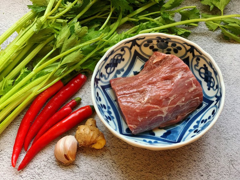 Stir-fried beef with celery, remember to add this step, the meat is tender and delicious, both young and old love it - 1