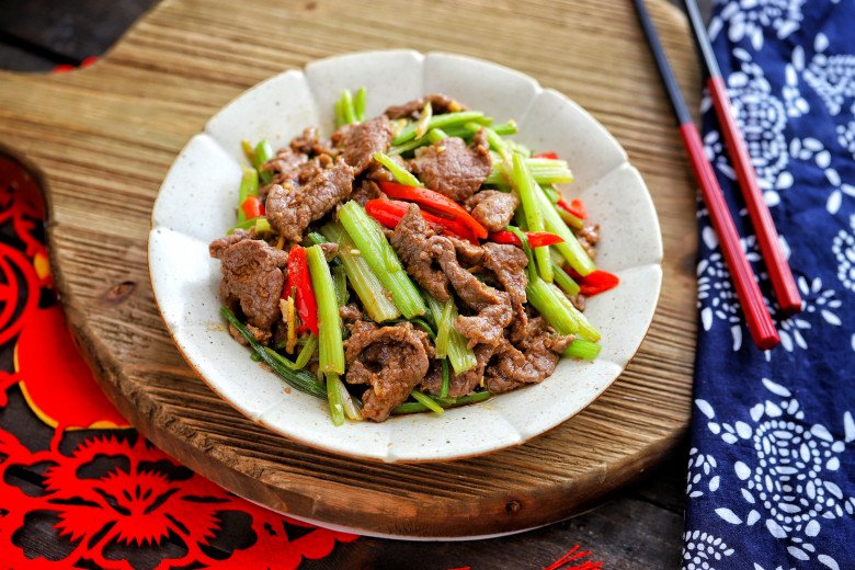 Stir-fried beef with celery, remember to add this step, the meat is tender and delicious, both children and old people love it - 12