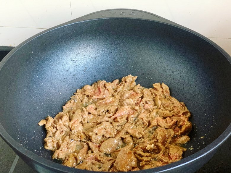 Stir-fried beef with celery, remember to add this step, the meat is tender and delicious, both young and old love it - 6