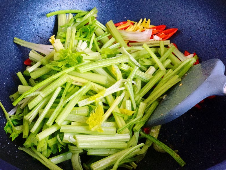 Stir-fried beef with celery, remember to add this step, the meat is tender and delicious, both young and old love it - 8