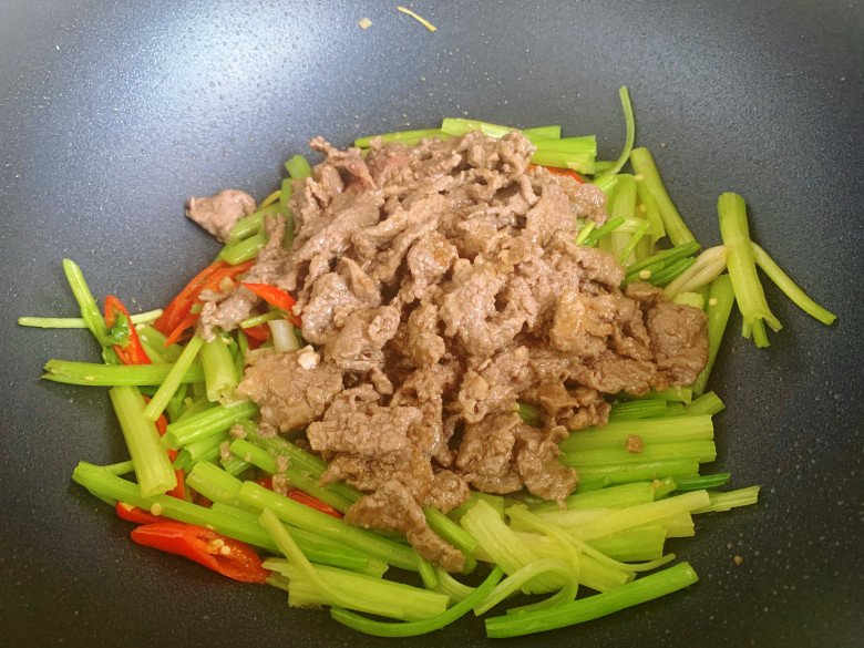 Stir-fried beef with celery, remember to add this step, the meat is tender and delicious, both young and old love it - 9