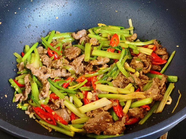 Stir-fried beef with celery, remember to add this step, the meat is tender and delicious, both children and adults love it - 10
