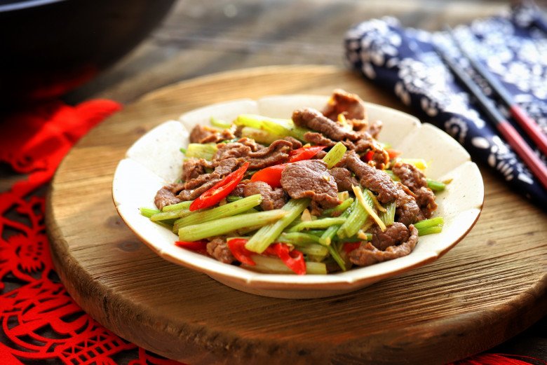 Stir-fried beef with celery, remember to add this step, the meat is tender and delicious, both young and old love it - 11
