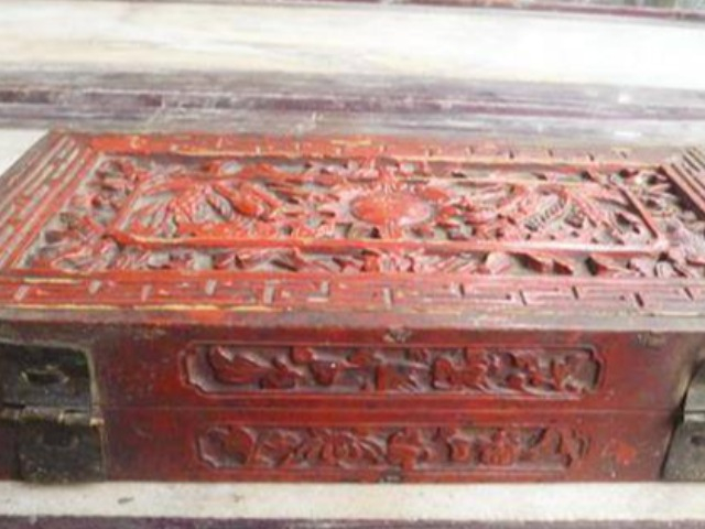 Người nông dân đào được hộp gỗ mục nát tưởng đồ bỏ đi, ngỡ ngàng khi đem thẩm định