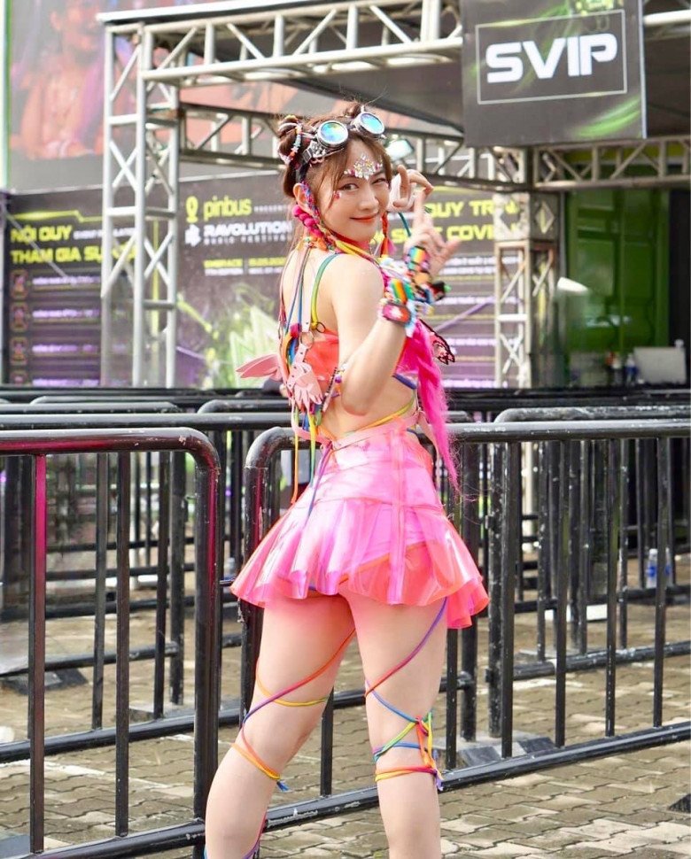 Cao Thai Ha, Bang Di dressed in cool clothes to attend the music festival, Ha Tang's brother-in-law is not inferior - 10