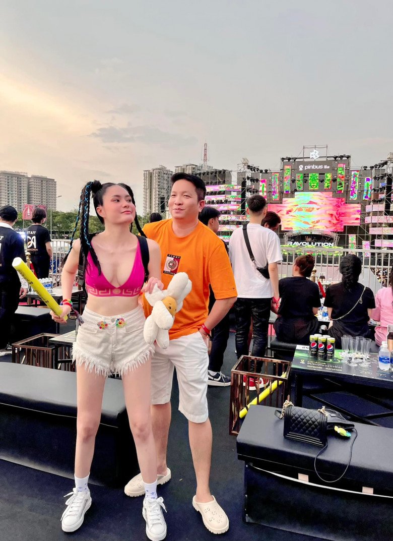 Cao Thai Ha, Bang Di dressed in cool clothes to attend the music festival, Ha Tang's brother-in-law is not inferior - 8
