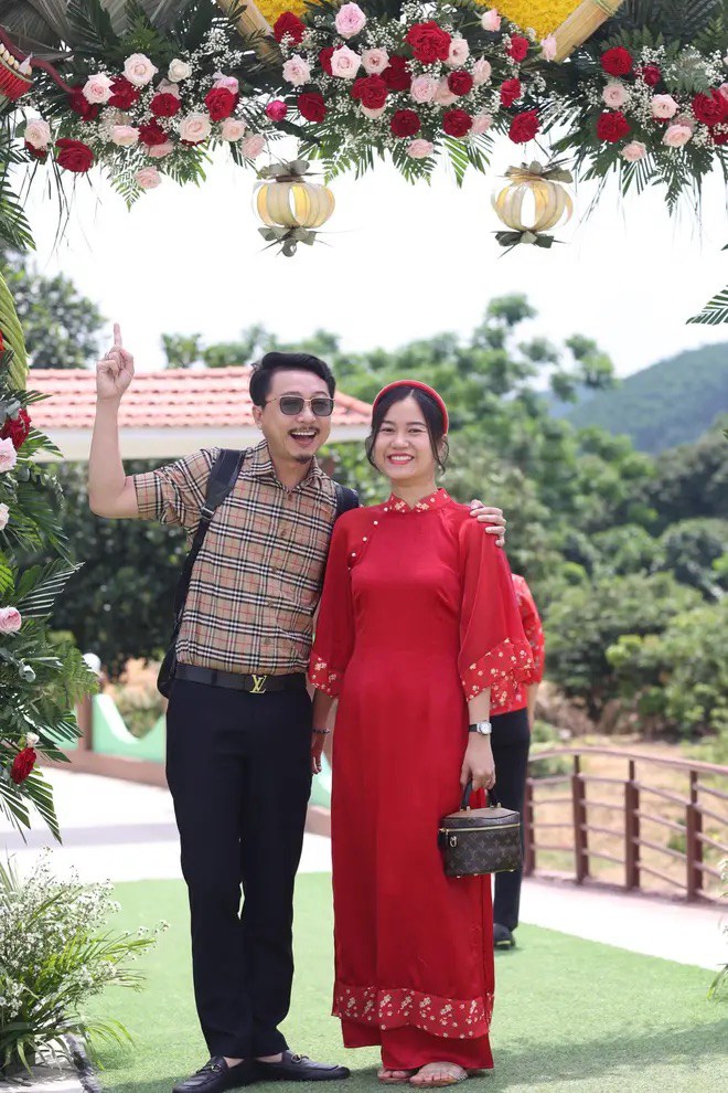 Going to a wedding dress discreetly still stands out like Lam Vy Da: Wearing a red dress, carrying a bag of thousands of dollars - 4