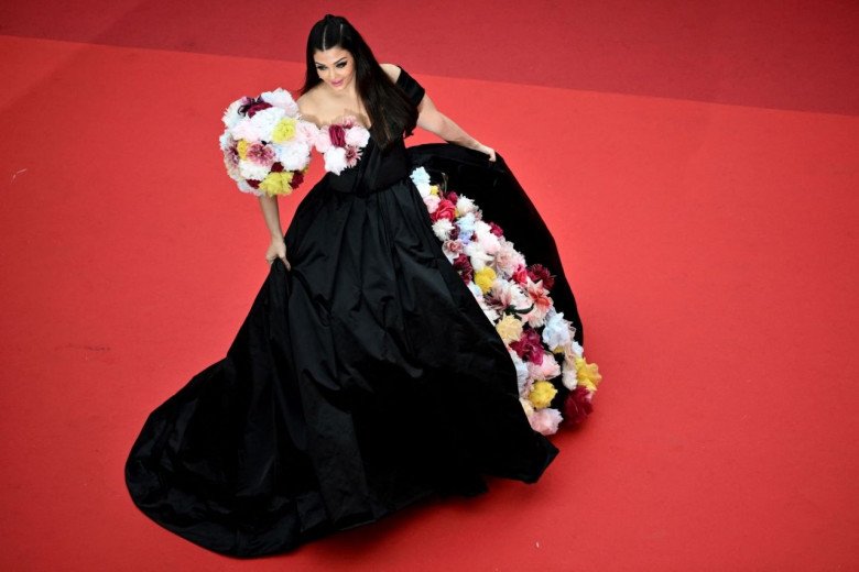 The most beautiful Miss in the world turned into a flower goddess on the red carpet of the Cannes Film Festival - 1