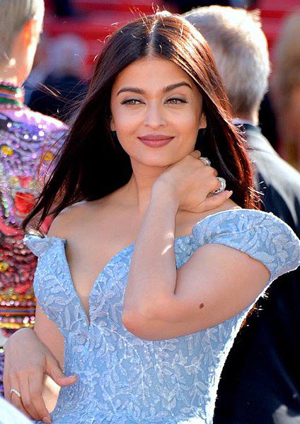 The most beautiful Miss in the world transformed into a flower goddess on the red carpet of Cannes Film Festival - 9