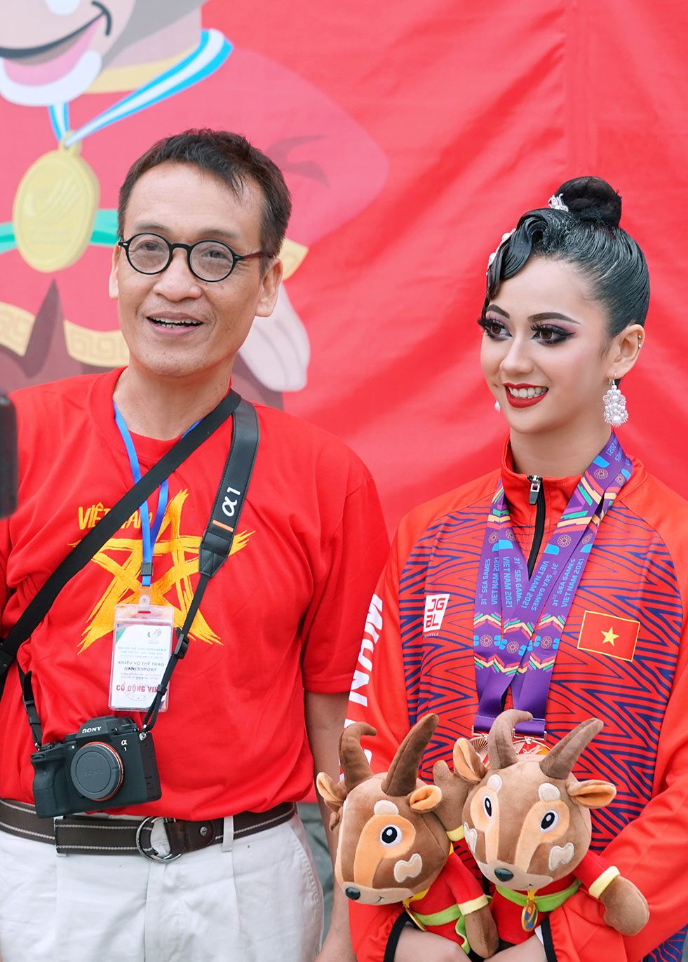 Miss Hanoi with braces is still beautiful and brilliant showing her smile when she won the SEA Games gold medal - 1