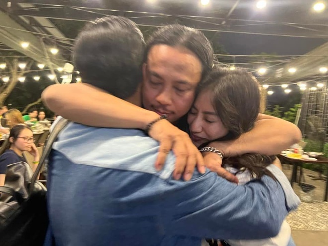 Khanh Thi sobbed tightly hugging her 11-year-old ex-boyfriend and her 12-year-old husband, saying an emotional sentence - 1