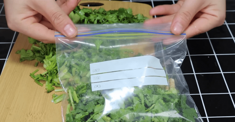 Buy coriander very quickly, do these 3 ways to stay delicious for up to 3 months - 5