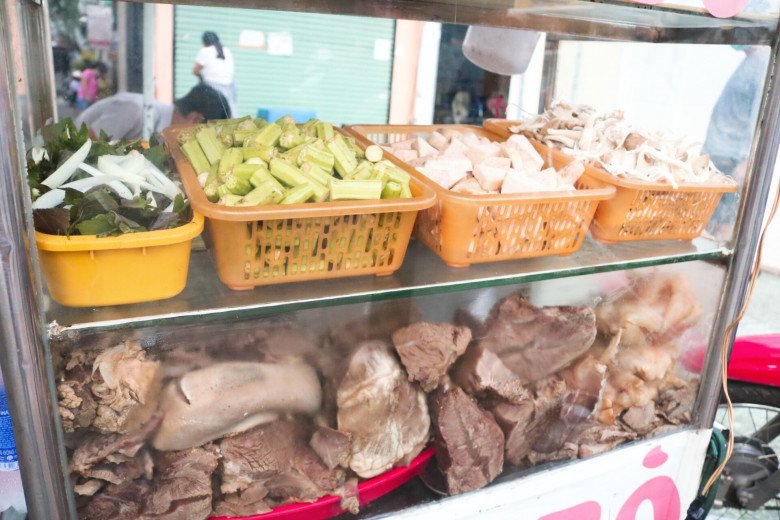 Hot pot shop for more than 40 years in Saigon, sold out 100 pots in 3 hours - 1