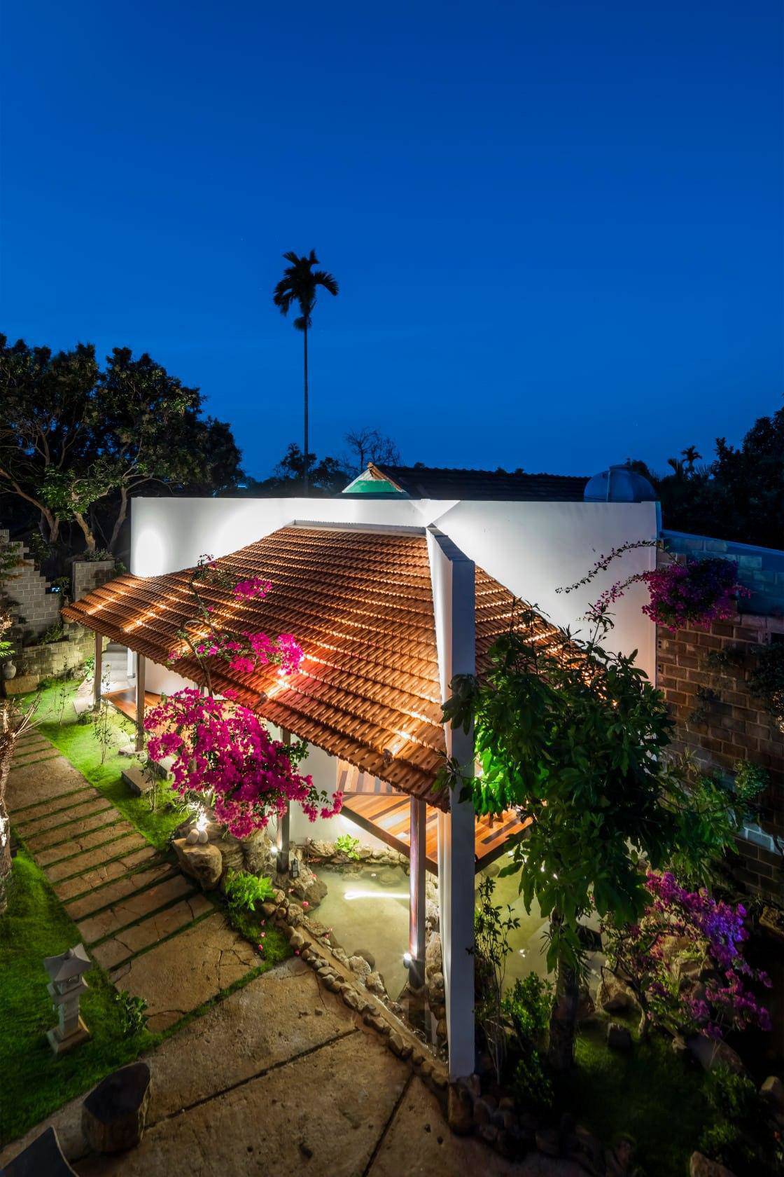 4-level house with tiled roofs in the picturesque Central Highlands style - 14