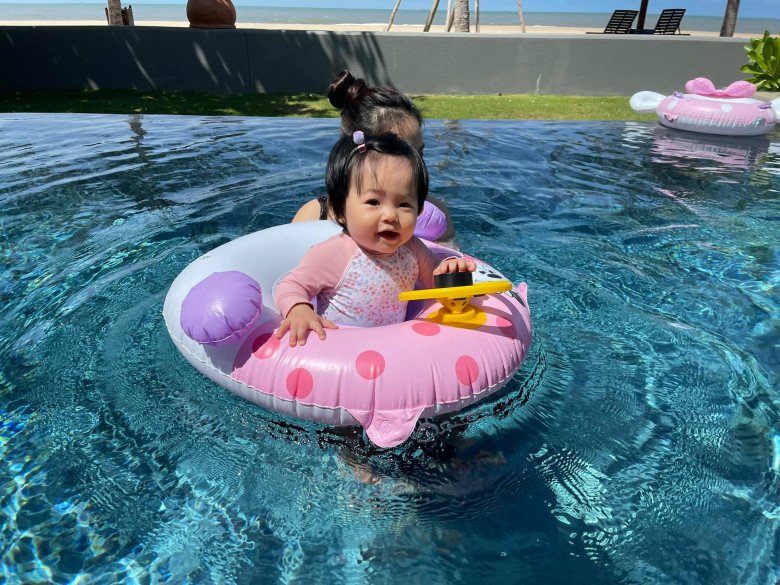 The daughter of Cuong Do La - Dam Thu Trang is taken care of by her mother when swimming, how to take care of her baby's skin is worth learning - 6