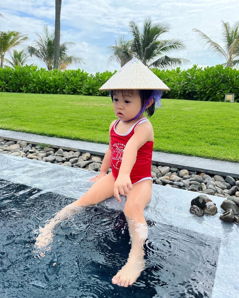 The daughter of Cuong Do La - Dam Thu Trang is taken care of by her mother when swimming, how to take care of her baby's skin is worth learning - 1