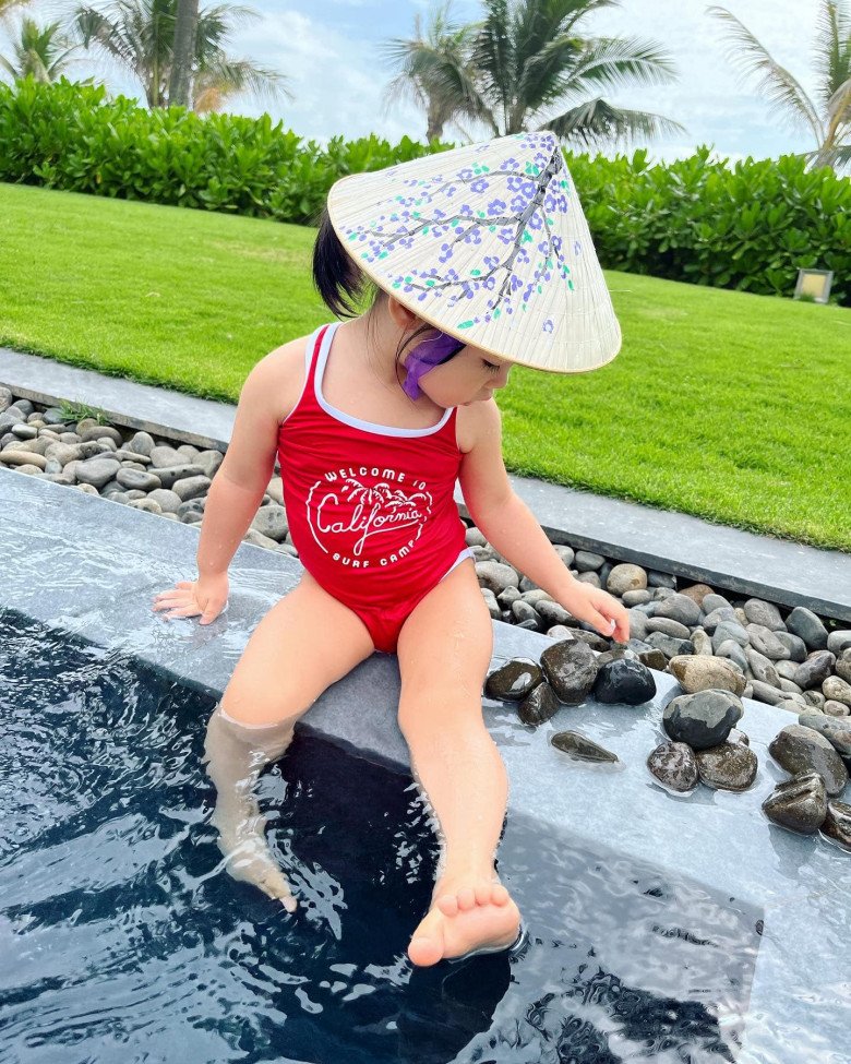 The daughter of the Cuong Do La family - Dam Thu Trang is taken care of by her mother when swimming, how to take care of her baby's skin is worth learning - 4