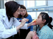 Sức khỏe - Bé gái 8 tuổi đã có kinh nguyệt, cảnh báo 4 loại đồ ăn trẻ nào cũng mê này dễ gây dậy thì sớm