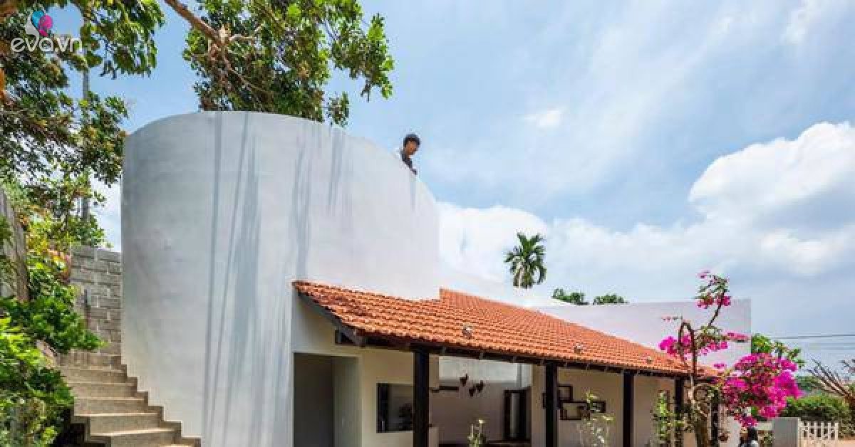 A 4-level house with tiled roofs in the picturesque Central Highlands style